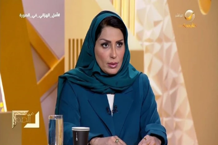 المديفر يسأل الدكتورة أمل الهزاني: لماذا كنتِ تكتبين باسم مستعار ولا تظهر صورتك على مقالاتك؟.. بالفيديو.. والأخيرة ترد