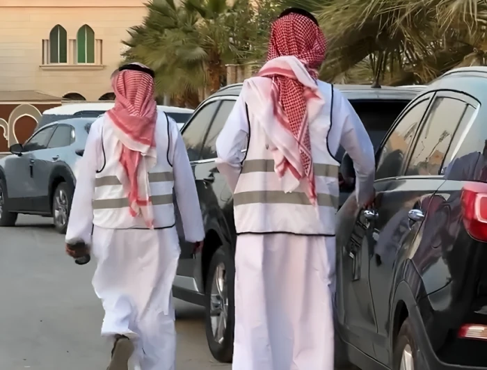 فيديو يوثق لحظة بدء توزيع منشورات مواقف الرياض في حي السليمانية والعليا الشرقي لتنظيم وقوف المركبات