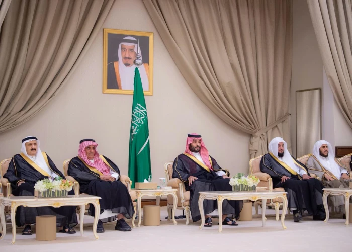 بالصور .. ولي العهد يستقبل في قصر الخليج بالدمام أصحاب السمو الأمراء والفضيلة العلماء والمعالي وجمعًا من المواطنين