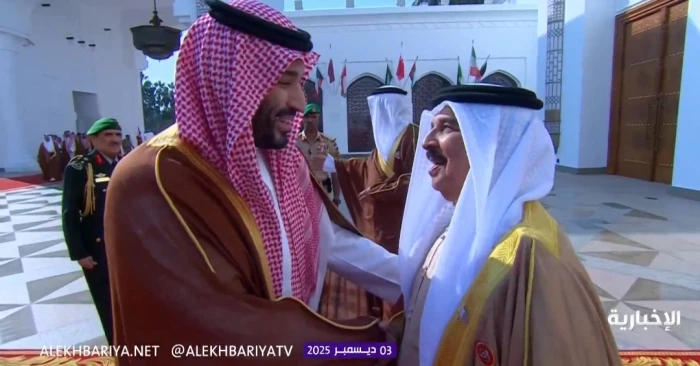 بالفيديو .. ملك البحرين يستقبل ولي العهد لدى وصوله قصر الصخير لترؤس وفد المملكة في القمة الخليجية الـ46