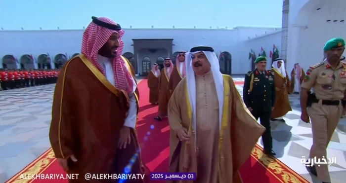 بالفيديو.. حديث جانبي بين ولي العهد وملك البحرين لحظة وصوله قصر الصخير في المنامة