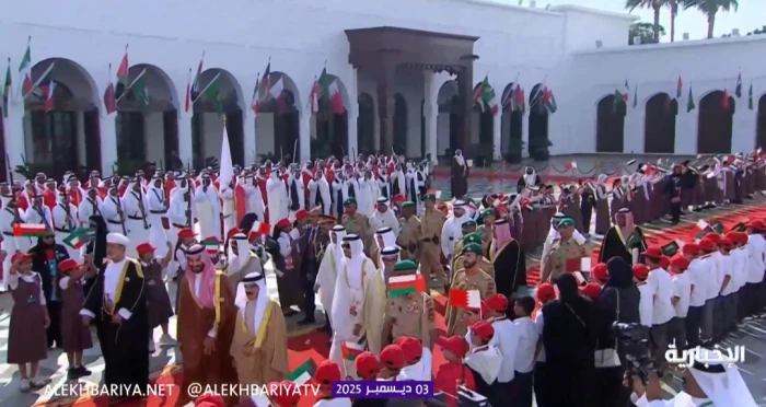 حفاوة بحرينية بالورود.. بالفيديو.. استقبال كبير لولي العهد وقادة الخليج قبيل انطلاق القمة الخليجية الـ46