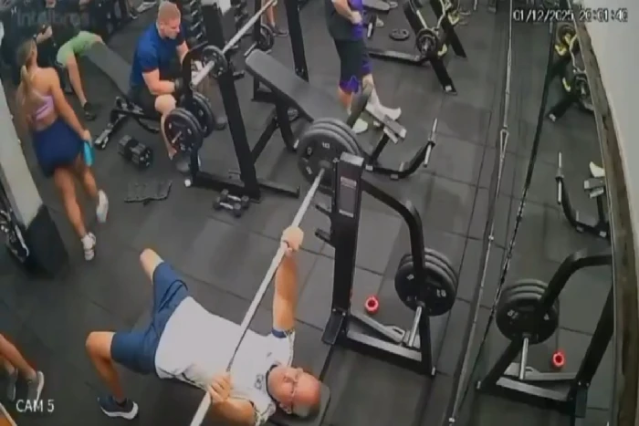 بالفيديو: وفاة شخص داخل صالة رياضية بعد سقوط العامود على صدره  أثناء رفع الأثقال