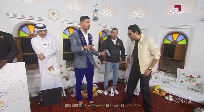 بالفيديو.. اختراق جوالات المحللين أثناء حلقة برنامج المجلس على قناة "الكاس"!