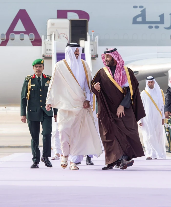 بالصور :أمير قطر يصل إلى الرياض وولي العهد في مقدمة مستقبليه