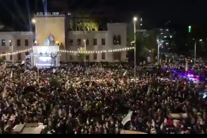 بالفيديو.. آلاف السوريين يملؤون الساحات احتفالا بسقوط نظام الأسد البائد