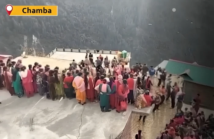 حفل زفاف يتحوّل إلى مأساة .. فيديو يوثق لحظة انهيار سقف منزل فوق المعازيم يُسقط أكثر من 40 مصابًا و3 وفيات