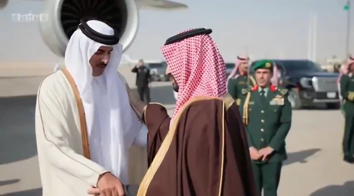 أثناء وداعه في المطار ... بالفيديو: ولي العهد لأمير قطر : بلغ تحياتي للوالد والوالدة
