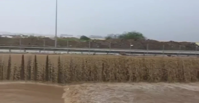 بالفيديو.. تدفّق مياه السيول في مجرى الحمدانية بجدة
