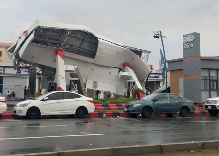 الأمطار الغزيرة بجدة تسقط سقف محطة وقود في حي الفلاح