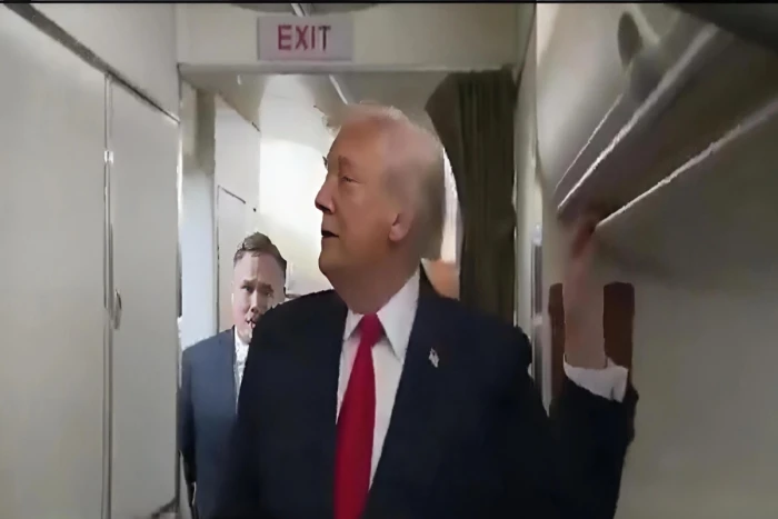 بالفيديو: ردة فعل ترامب بعد فتح أحد الأشخاص باب حمام الطائرة أثناء وقوفه بجانبه!