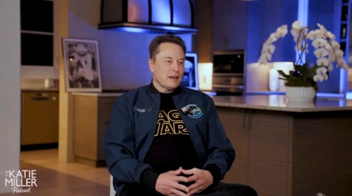 بالفيديو: مذيعة تفاجئ "إيلون ماسك" : "هل تؤمن بالله؟" والأخير يجيب