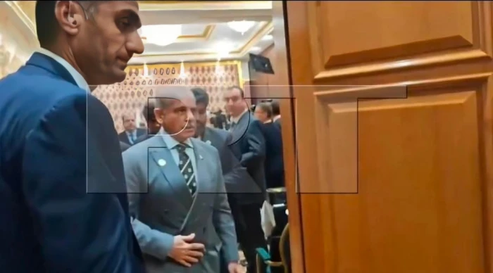 بالفيديو: رئيس وزراء باكستان يقتحم اجتماع بوتين و أردوغان بعد أن انتظر الرئيس الروسي أكثر من 40 دقيقة