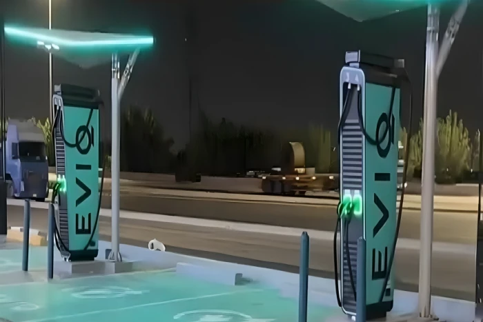 بالفيديو: مواطن يكشف عن  أسعار شحن السيارات الكهربائية بعد بدء فرض الرسوم في محطات إيفيك السعودية