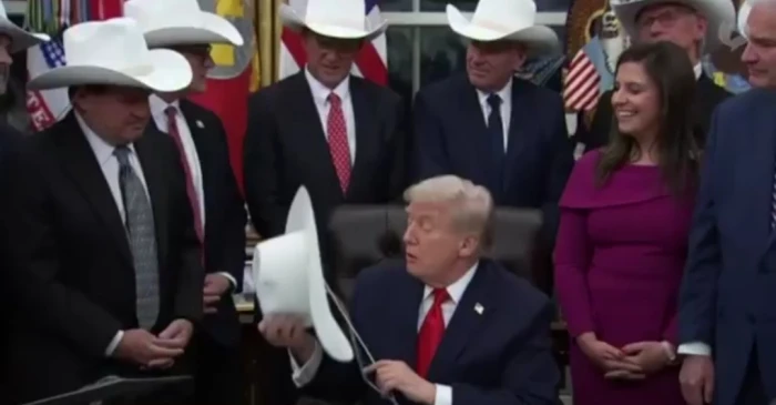 بالفيديو .. ترامب يرتدي قبعة منتخب الهوكي الأمريكي الذين هزموا الاتحاد السوفيتي عام  1980