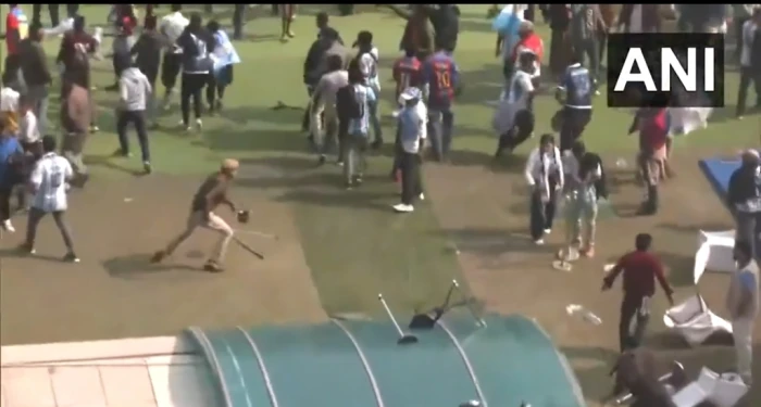 فيديو جديد لحظة مطاردة عناصر الشرطة الهندية للمحتجين  وضربهم بالعصي لمنعهم من الشغب وتحطيم كراسي الملعب