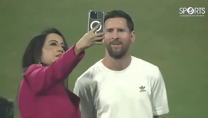 لم تُحيِّ ميسي وطلبت إبعاد دي بول.. بالفيديو: زوجة مسؤول هندي  تثير الجدل