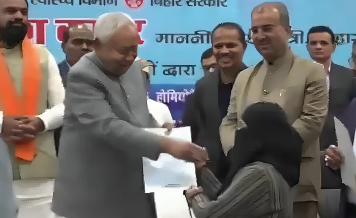 بالفيديو: مسؤول هندي يثير الغضب بعد نزع نقاب طبيبة مسلمة أثناء تسلمها خطاب تعيينها