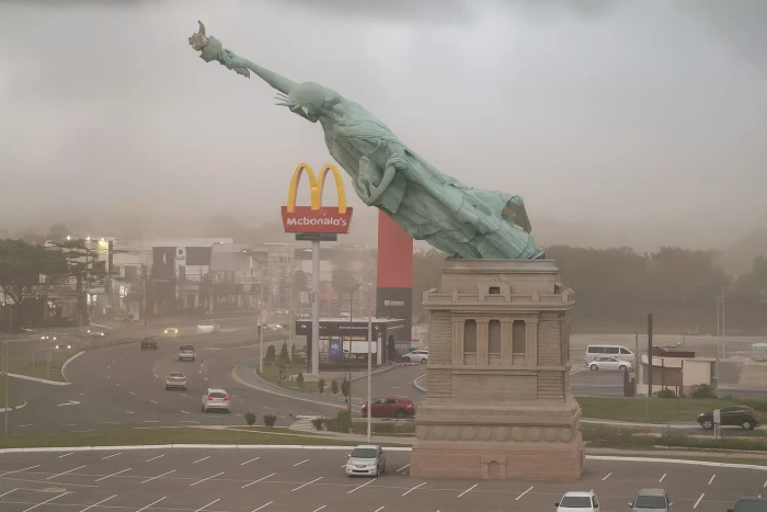 بالفيديو.. رياح قوية تسقط نسخة تمثال الحرية في البرازيل