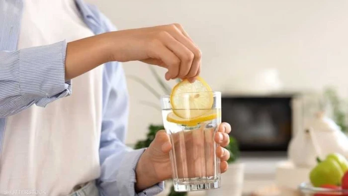 ماذا يحدث لجسمك عند تناول ماء الليمون مع رشة من الملح الأسود صباحا؟
