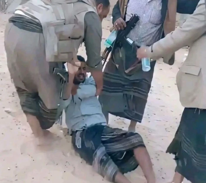 أمام أهله وقبيلته.. بالفيديو: عائلة يمنية تُعدم شابًا قتل ابنهم رميًا بالرصاص بعدما سلّمته أسرته بنفسها لذوي المجني عليه