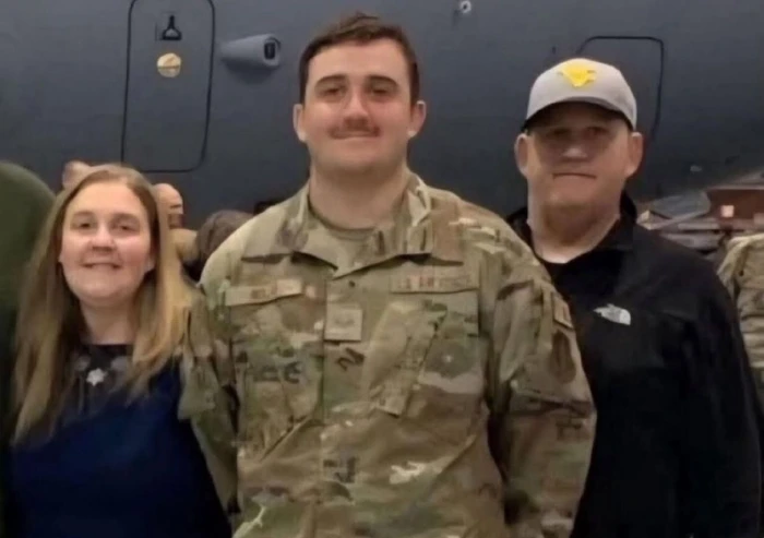 بعد إصابته بالرأس في هجوم إرهابي ...الجندي الأمريكي يغادر المستشفى و يقبل والدته و يتعرف على أفراد عائلته