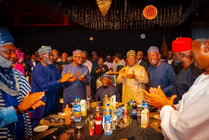 ملياردير نيجيري يمنح موظفي شركته مكافأة أكثر من 20 مليون دولار.. ويهدي نفسه طائرة فاخرة