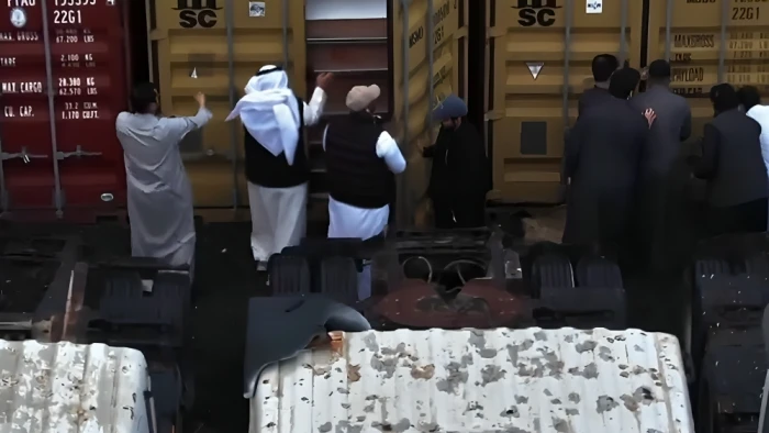 بالفيديو: لحظة ضبط 10 حاويات لتهريب الديزل في منطقة الخويسات بالكويت