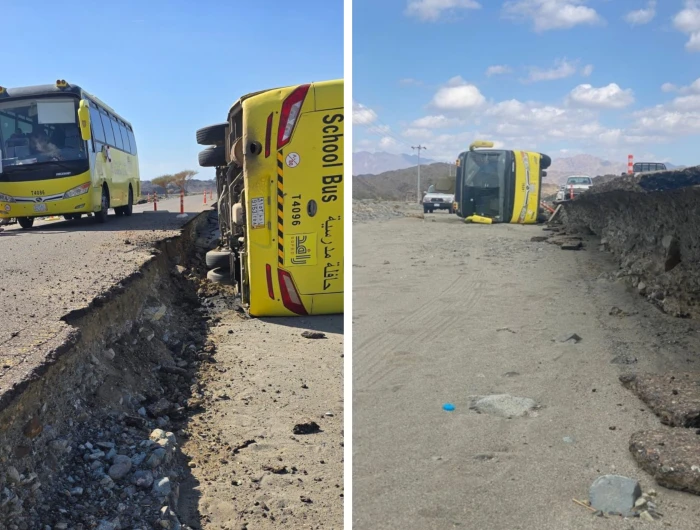 بالصور: انقلاب باص  يقل  46 طالبة على طريق الشدخ بأملج بسبب أضرار سيول لم تُعالج