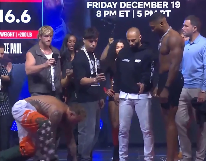 "النزال ينطلق اليوم في ميامي".. بالفيديو.. الملاكم الأمريكي "بول" يقلد "القرود" ويمشي على أربعة ويحاول استفزاز خصمه البريطاني"جوشوا"!