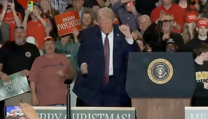 "هتافات وأغاني لتشجيعه".. بالفيديو: ترامب يؤدي رقصته الشهيرة في تجمع انتخابي بكارولينا الشمالية!