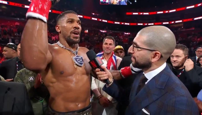 "واجه مقاتلا حقيقيا".. بالفيديو.. أول تعليق للملاكم البريطاني "جوشوا" بعد الإطاحة بالأمريكي "بول" بالضربة القاضية!