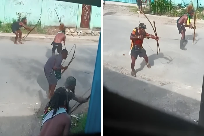 بالفيديو..  قبائل بدائية تتقاتل بالقوس والسهام في بابوا غينيا الجديدة