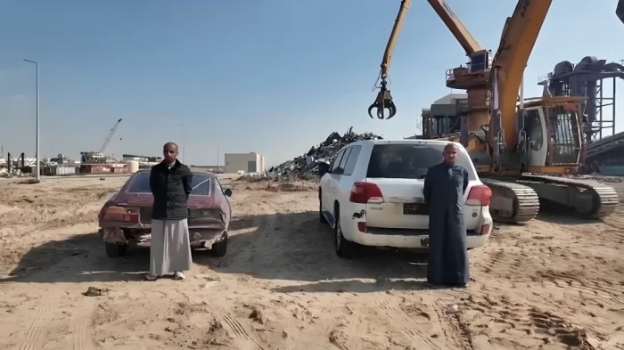 الكويت ..بالفيديو: تحطيم سيارتين وكبسهما أمام أصحابهما بعدما دهسا رجل أمن أثناء تأدية عمله