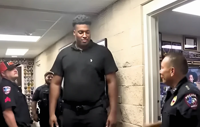 طوله يحوّل زملاءه إلى “أطفال” .. بالفيديو : متدرب شرطة عملاق في تكساس يتصدر وسائل الإعلام الأمريكية