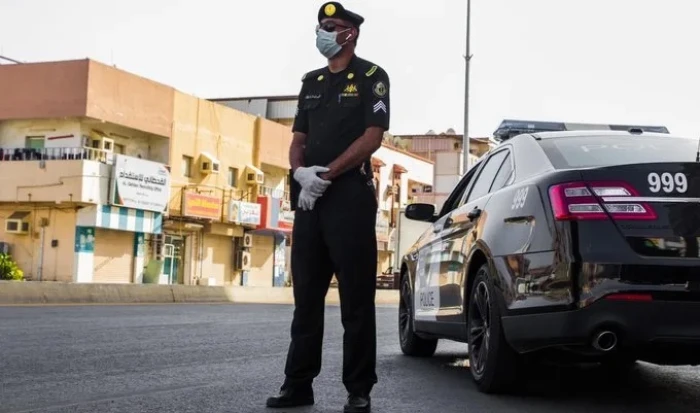 رجل و 4 نساء.. القبض على 5 وافدين لممارستهم الدعارة داخل شقة سكنية في عسير