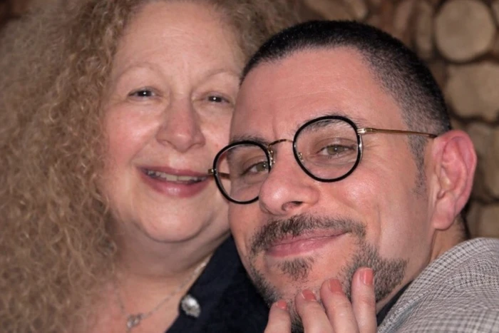 نجل الفنانة الراحلة سمية الألفي يروي تفاصيل الأيام الأخيرة في حياة والدته .. ويكشف عن وصيتها