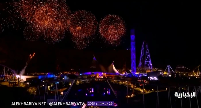 بـ "الألعاب النارية وطائرات الدرونز".. بالفيديو: لقطات من افتتاح متنزه "Six Flags" في الرياض