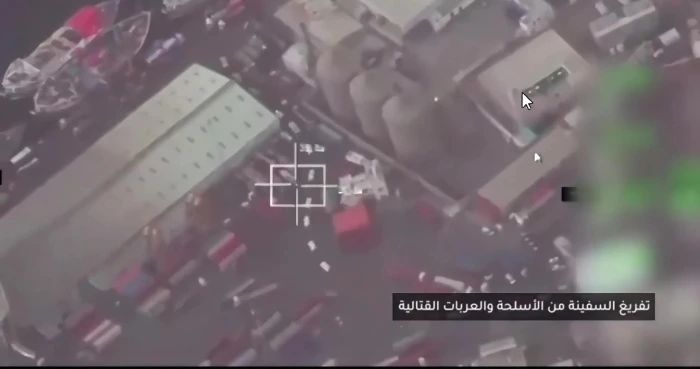 بالفيديو: التحالف ينشر تصوير جوي أثناء رصد السفينتين القادمتين من الإمارات محملة بالأسلحة في ميناء المكلا قبل استهدافها