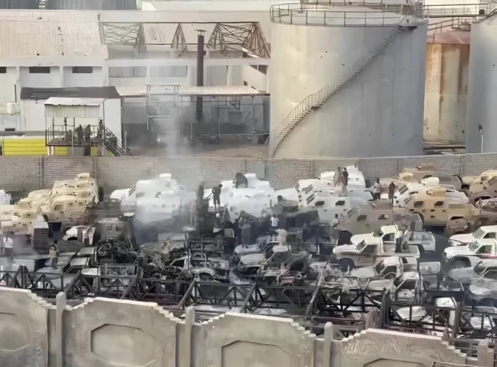 بالفيديو.. آثار الضربة التي استهدفت عربات عسكرية في ميناء المكلا