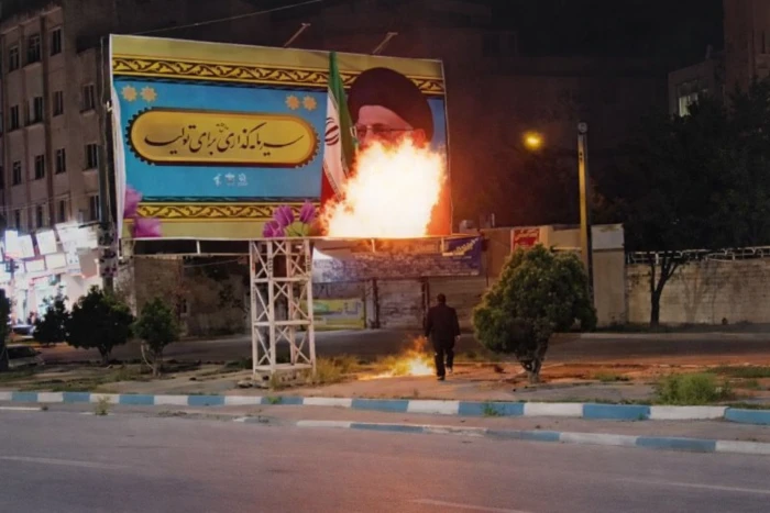 بالفيديو.. إيرانيون يحرقون صورة خامنئي خلال احتجاجات في مدن إيرانية