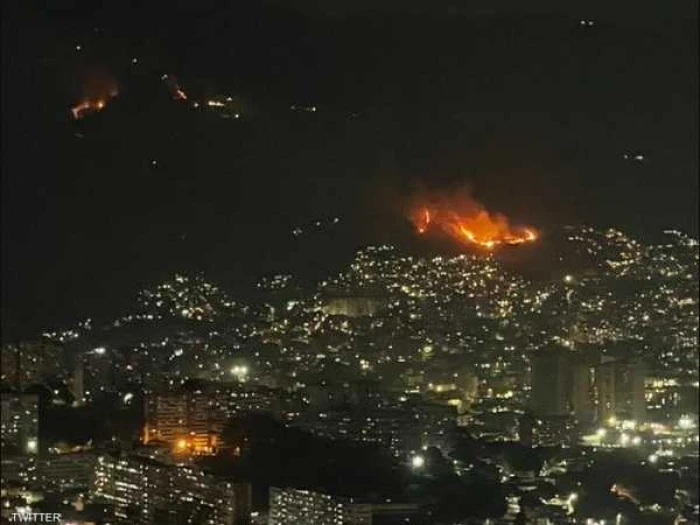 بالفيديو: انفجارات وتحليق طائرات فوق كراكاس.. وسكان العاصمة يهرعون إلى الشوارع