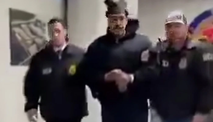 فيديو جديد للرئيس الفنزويلي مقيّدًا بالأصفاد أثناء اقتياده  داخل مقر إدارة مكافحة المخدرات في نيويورك