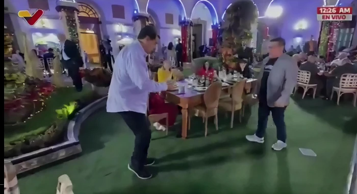 بالفيديو.. الرئيس الفنزويلي "مادورو" يرقص في حفل عشاء قبل 5 أيام من اعتقال القوات الأمريكية له!