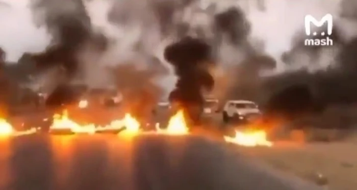 إيران على حافة الهاوية.. بالفيديو: الاحتجاجات تتحول إلى اشتباكات مسلحة في الشوارع مع حواجز نارية