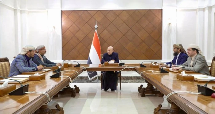 مجلس القيادة اليمني يعقد اجتماعاً طارئاً ويعلن إجراءات عاجلة لحماية المدنيين في عدن _فيديو