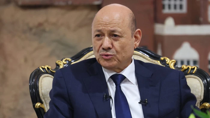 الرئاسي اليمني يعفي وزيري النقل والتخطيط ويحيلهما للتحقيق