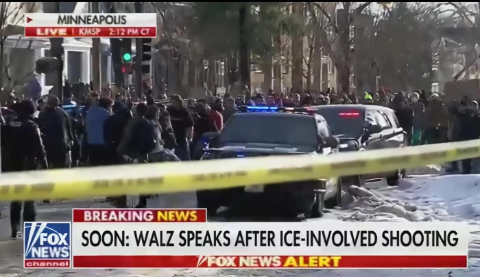 بالفيديو .. متظاهرون يلقون "كرات الثلج" في وجه الشرطة الأمريكية بعد قتل عناصر الهجرة لامرأة في "مينابوليس"