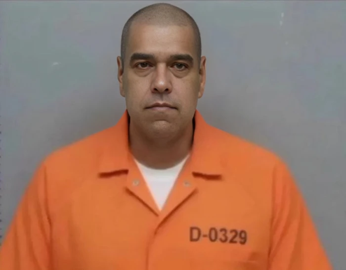 صورة لـ "مادورو" بملابس السجن البرتقالية بعد حلاقة شعره تثير الجدل !