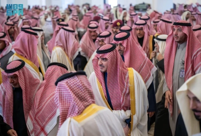 بالصور.. وزير الداخلية يؤدي صلاة الميت على الفريق أول سعيد بن عبدالله القحطاني